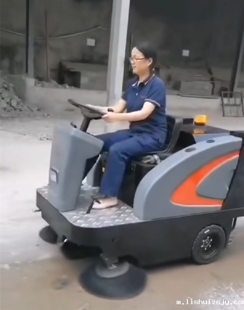 BETVICTOR伟德电竞在线客服驾驶式扫地车