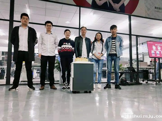 BETVICTOR伟德电竞在线客服清洁10月员工生日祝福