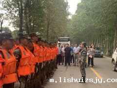 中国BETVICTOR伟德电竞在线客服集团慰问抗洪救灾部队