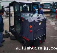 人工清扫效率低？用电动扫地车