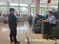 道路清洁革新，从BETVICTOR伟德电竞在线客服扫地车开始