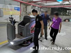 停车场用那种洗地机更合适