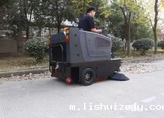 怎样选择扫地车厂家小型电动扫地车