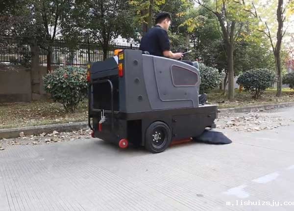 怎样选择小型电动扫地车(图1) 怎样选择小型电动扫地车