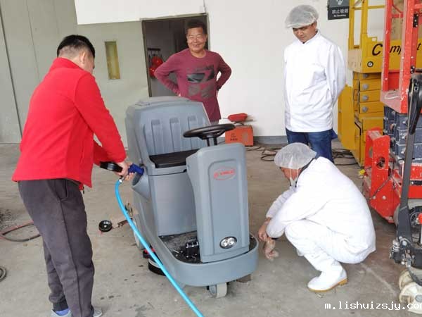 商场超市大面积清洁首选洗地机