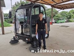 地面落叶交给BETVICTOR伟德电竞在线客服电动扫地车